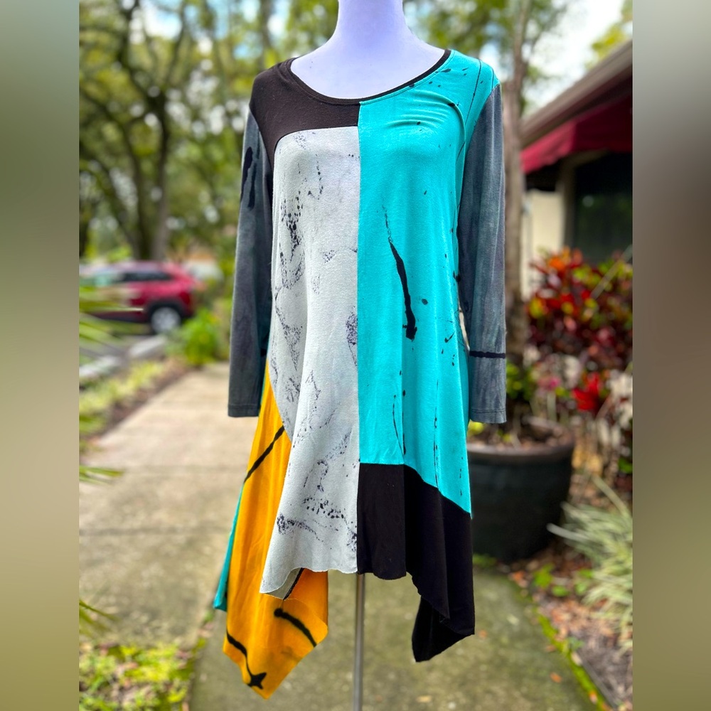 Art of Cloth Tunic with curved hem. Lower sides. Colorful Cotton